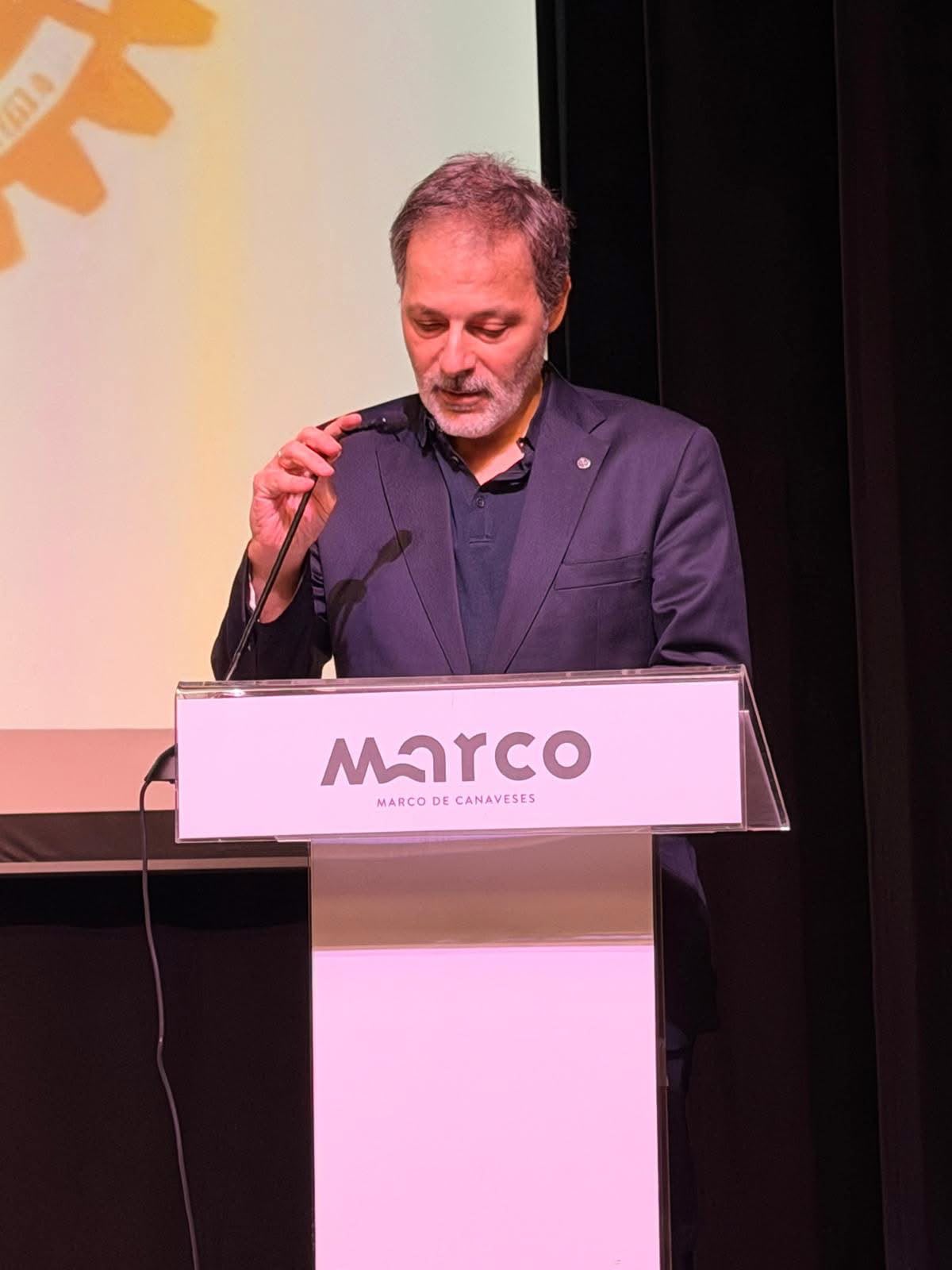 Fernando Couto Ribeiro a intervir ao microfone, junto de um púlpito